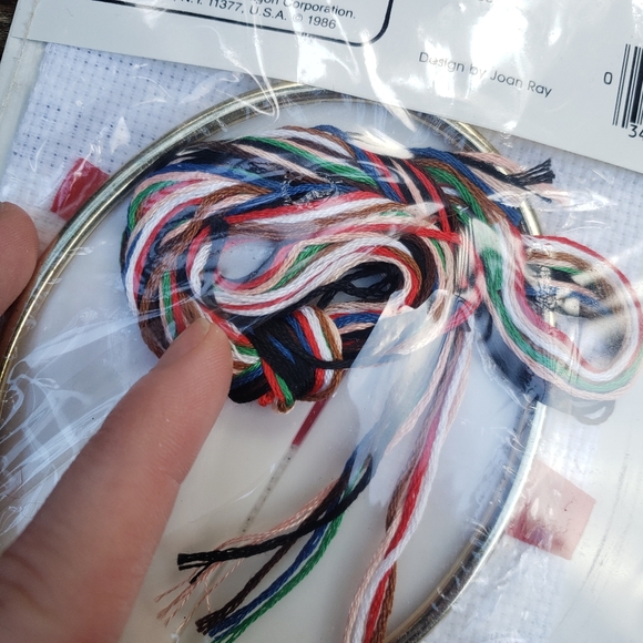 Vintage Paragon Needlecraft - Counted Cross Stitch Oval Kit - Carolers - Picture 12 of 12